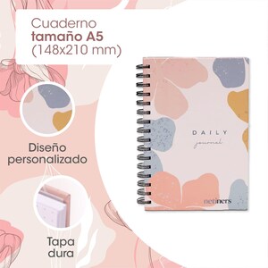 Op de afbeelding: Een spiraalgebonden A5 dagboek met een bloemenontwerp in pastelkleuren. De cover bevat de woorden "DAILY journal" en de merknaam "netiners". Het dagboek is 14,8 x 21 cm groot en heeft een harde kaft.