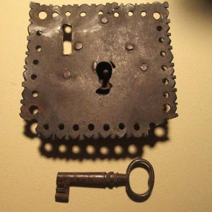 Crude Primitive Antique Lock Outside Mount with Key for Trunk Document Box Storage Box Dome Top Box Early Vintage 9484