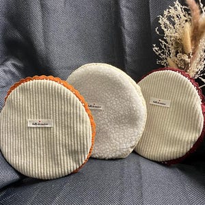 Rundes Täschchen aus Cord oder Bouclé mit Spitzenbesatz, kleines Schmuckkästchen, Accessoires, Geschenk für sie