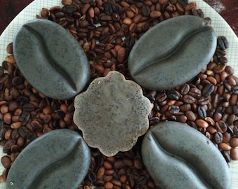 Jabón de café artesanal / Barra exfoliante natural en forma de grano / Ilumina e hidrata la piel / Para regalar