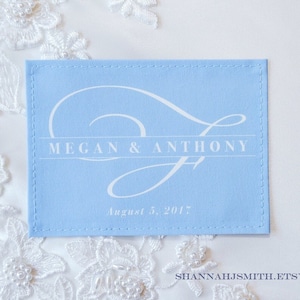 Monogrammiert: Wedding Dress Label: Etwas Blaues Geschenk für die Braut