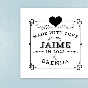 Op de afbeelding: Zwart-witte afbeelding met een hart, tekst die luidt "Made with love for my Jaime in 2023 by Brenda", en een decoratieve rand.