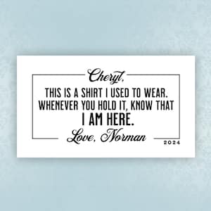 Puede incluir: Una tarjeta blanca con texto negro que dice "Cheryl, Esta es una camisa que solía usar. Siempre que la tengas en tus manos, ten en cuenta que estoy aquí. Con amor, Norman 2024".