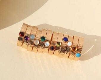 Anillo martillado con piedra natal, anillo delicado personalizado de oro de 14k, anillos de boda, regalo para ella.