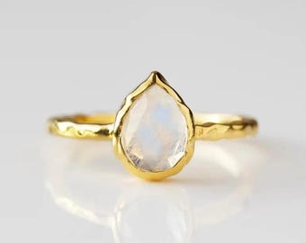 Anillo de piedra lunar arcoíris, anillo apilable de piedra lunar relleno de oro de 14 quilates, joyería de piedra lunar en forma de pera, alianza bohemia, regalo para ella, anillos de compromiso