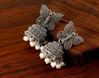 Pendientes colgantes de perlas con mariposa en negro y plata, estilo vintage para bodas.