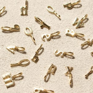 Colgante con letra chapado en oro de 18 quilates, colgante con letra chapado en oro de 14 quilates, dije inicial para personalización, accesorio de joyería, collar y pulsera.