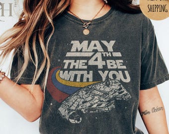 Camiseta "Que el 4 de mayo te acompañe", camiseta de fan de Star Wars, camiseta gráfica de ciencia ficción, camiseta de vacaciones del 4 de mayo, camiseta retro de galaxia, colores cómodos