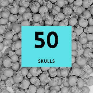 Könnte beinhalten: Eine Ansammlung kleiner, grauer Schädel füllt das Bild. Ein türkisfarbenes Rechteck in der Mitte zeigt die Zahl "50" in großer schwarzer Schrift, darunter das Wort "SKULLS". Die Schädel sind gleichmäßig verteilt und erzeugen ein strukturiertes, monochromes Muster.