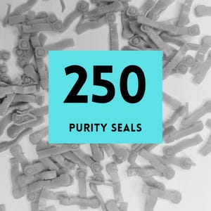 Puede incluir: Vista cenital de numerosos sellos de pureza grises sobre un fondo blanco. Un cuadrado turquesa en el centro muestra el número "250" en negrita negra, con las palabras "Purity Seals" debajo.