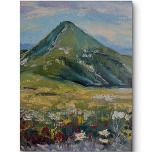Könnte beinhalten: Ölgemälde einer Berglandschaft. Ein grüner Berg dominiert die Szene unter einem blauen Himmel mit Wolken. Im Vordergrund ein Feld mit Wildblumen in Rot, Weiß und Gelb.