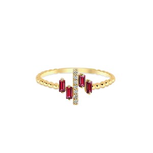 Bague en or 14 carats sertie de rubis baguette / Bague en rubis naturel et diamants / Bague empilable rubis baguette / Bague fine / Bijou pierre de naissance de juillet pour femme