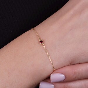 14-karätiges Goldarmband mit rundem Rubin / Geburtsstein-Schmuck mit natürlichem Rubin / Handgefertigtes Armband mit Lünettenfassung / Gothic-Rubinarmband / Geschenk für die Freundin