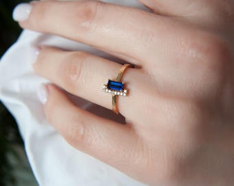 14Kゴールド ブルーサファイア ダイヤモンドリング – 繊細なバゲット
