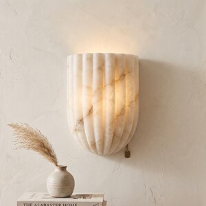 Wandleuchte aus Naturstein | Gebogene, gerippte Marmorlampe | Warmes, stimmungsvolles Licht durch Rillen | Elegante Wandleuchte aus geripptem Naturstein
