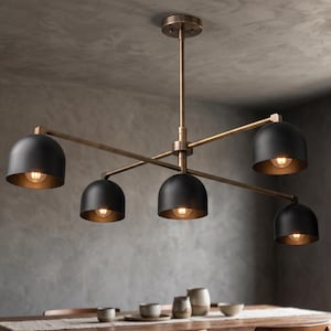 Può includere: Un lampadario moderno a sei luci con finitura bronzo. L'apparecchio presenta paralumi neri a forma di cupola con interni dorati, sospesi dal soffitto. Le lampadine sono visibili all'interno dei paralumi.
