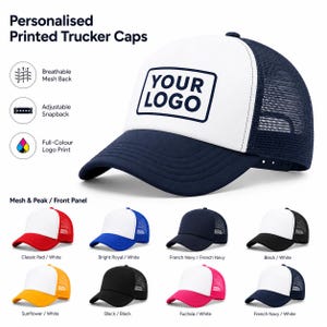 Puede incluir: Una gorra tipo trucker azul marino y blanca con un panel frontal blanco que incluye el texto YOUR LOGO en azul marino. La gorra cuenta con una parte trasera de malla transpirable, cierre snapback ajustable y visera curva. Ocho variantes.