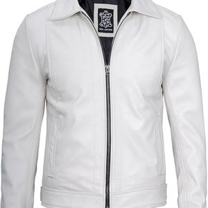 Pode incluir: Casaco de couro branco com fecho de correr preto, gola e forro interior preto. A etiqueta diz "REAL LEATHER". O casaco tem dois bolsos laterais e um design ajustado. Uma peça de vestuário clássica.