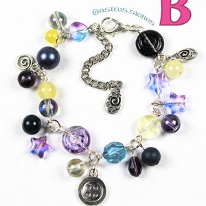 Pulsera con dijes / Joyería hecha a mano inspirada en personajes con cuentas de vidrio y dijes. ¡Coraline, Moana y Duendes de hollín! B