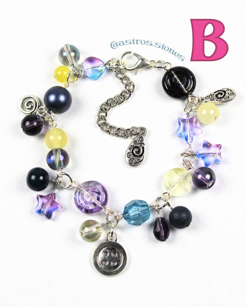 Pulsera con dijes / Joyería hecha a mano inspirada en personajes con cuentas de vidrio y dijes. ¡Coraline, Moana y Duendes de hollín! B