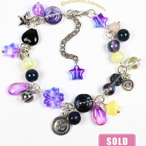 Pulsera con dijes / Joyería hecha a mano inspirada en personajes con cuentas de vidrio y dijes. ¡Coraline, Moana y Duendes de hollín! imagen 9