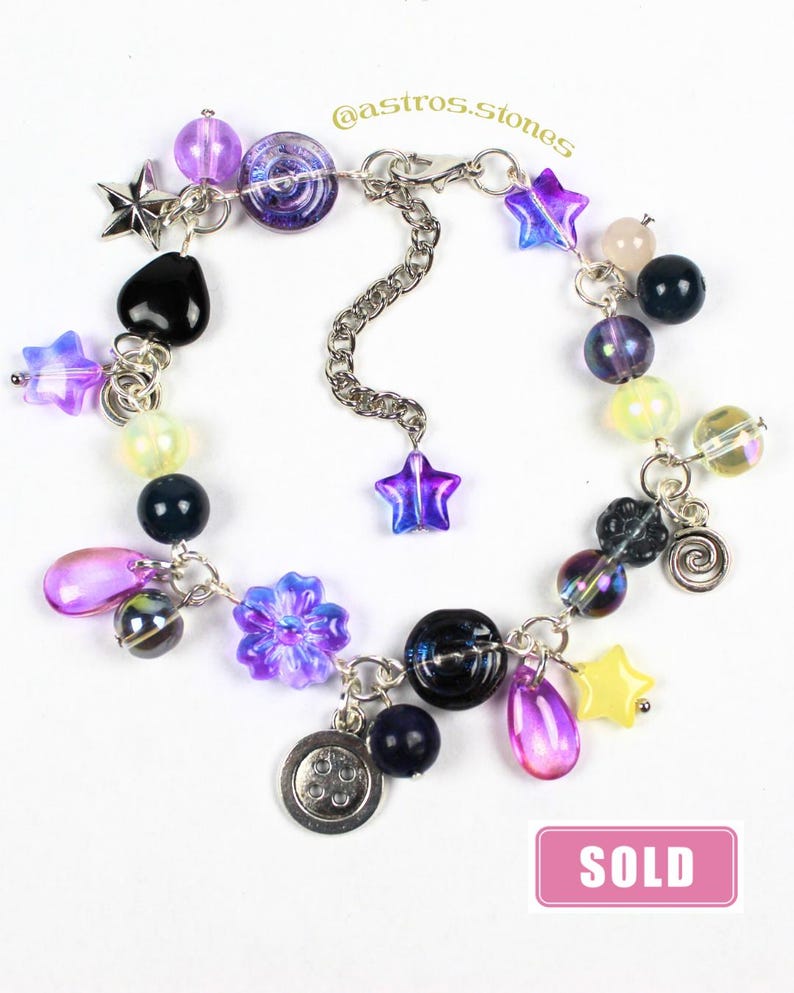 Pulsera con dijes / Joyería hecha a mano inspirada en personajes con cuentas de vidrio y dijes. ¡Coraline, Moana y Duendes de hollín! imagen 9