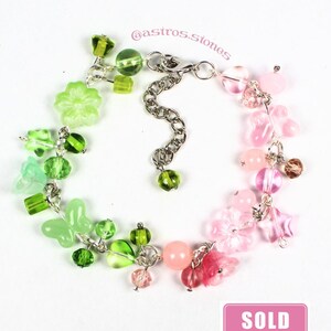 Pulsera con dijes / Joyería hecha a mano inspirada en personajes con cuentas de vidrio y dijes. ¡Coraline, Moana y Duendes de hollín! imagen 8