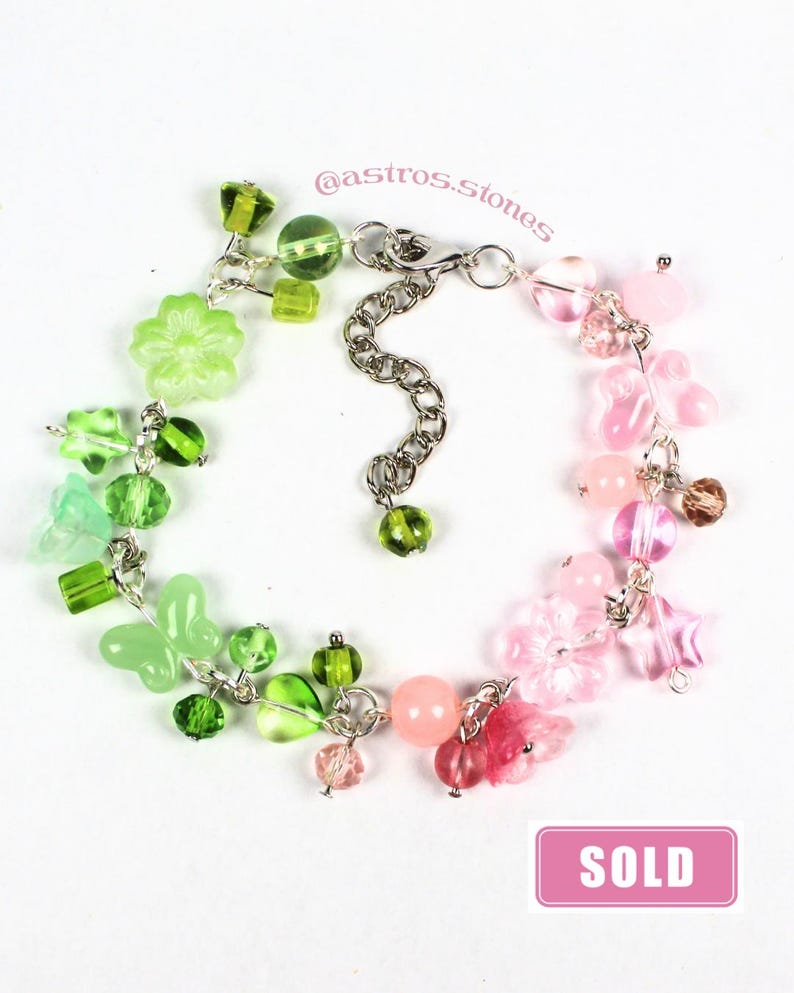 Pulsera con dijes / Joyería hecha a mano inspirada en personajes con cuentas de vidrio y dijes. ¡Coraline, Moana y Duendes de hollín! imagen 8