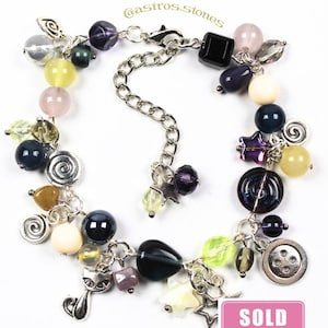 Pulsera con dijes / Joyería hecha a mano inspirada en personajes con cuentas de vidrio y dijes. ¡Coraline, Moana y Duendes de hollín! imagen 10