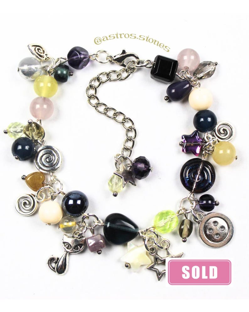 Pulsera con dijes / Joyería hecha a mano inspirada en personajes con cuentas de vidrio y dijes. ¡Coraline, Moana y Duendes de hollín! imagen 10