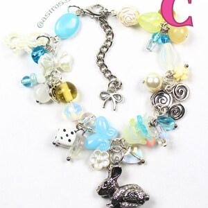 Pulsera con dijes / Joyería hecha a mano inspirada en personajes con cuentas de vidrio y dijes. ¡Coraline, Moana y Duendes de hollín! C