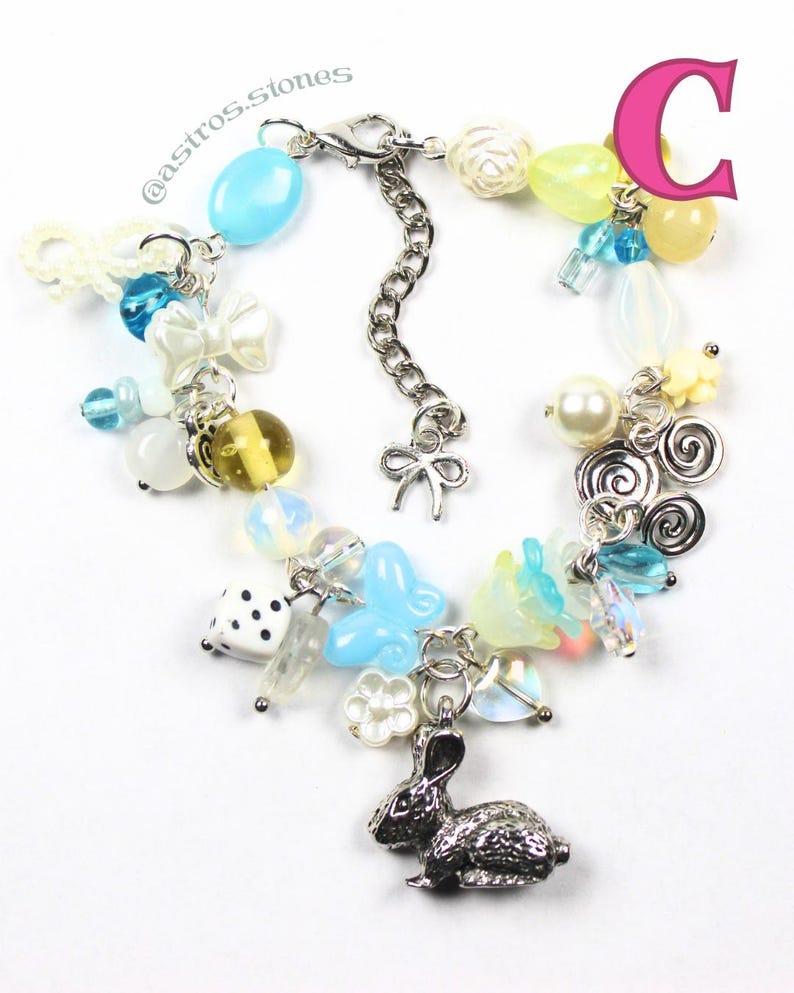 Pulsera con dijes / Joyería hecha a mano inspirada en personajes con cuentas de vidrio y dijes. ¡Coraline, Moana y Duendes de hollín! C