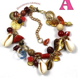 Pulsera con dijes / Joyería hecha a mano inspirada en personajes con cuentas de vidrio y dijes. ¡Coraline, Moana y Duendes de hollín! A