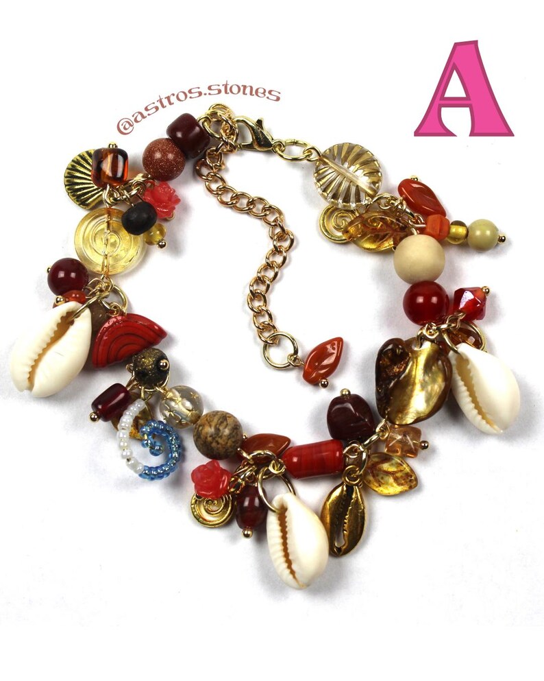 Pulsera con dijes / Joyería hecha a mano inspirada en personajes con cuentas de vidrio y dijes. ¡Coraline, Moana y Duendes de hollín! A