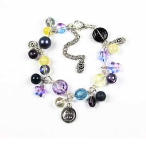 Pulsera con dijes / Joyería hecha a mano inspirada en personajes con cuentas de vidrio y dijes. ¡Coraline, Moana y Duendes de hollín! imagen 1