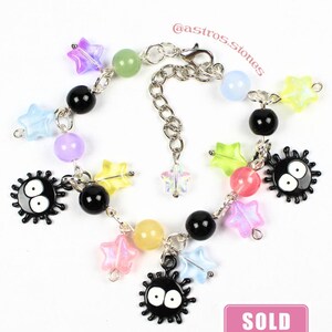 Pulsera con dijes / Joyería hecha a mano inspirada en personajes con cuentas de vidrio y dijes. ¡Coraline, Moana y Duendes de hollín! imagen 7