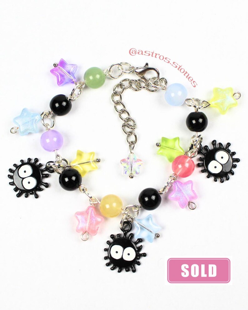 Pulsera con dijes / Joyería hecha a mano inspirada en personajes con cuentas de vidrio y dijes. ¡Coraline, Moana y Duendes de hollín! imagen 7
