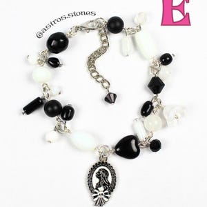 Pulsera con dijes / Joyería hecha a mano inspirada en personajes con cuentas de vidrio y dijes. ¡Coraline, Moana y Duendes de hollín! E