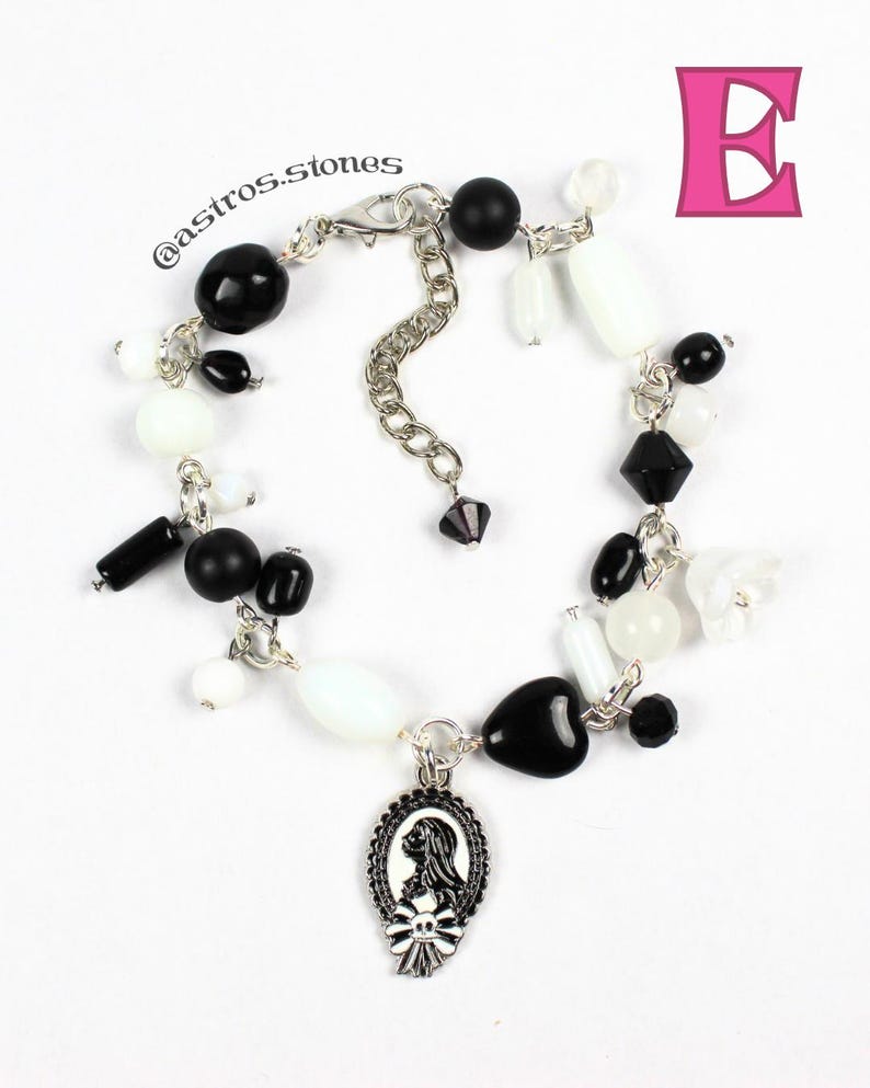 Pulsera con dijes / Joyería hecha a mano inspirada en personajes con cuentas de vidrio y dijes. ¡Coraline, Moana y Duendes de hollín! E