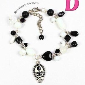 Pulsera con dijes / Joyería hecha a mano inspirada en personajes con cuentas de vidrio y dijes. ¡Coraline, Moana y Duendes de hollín! D