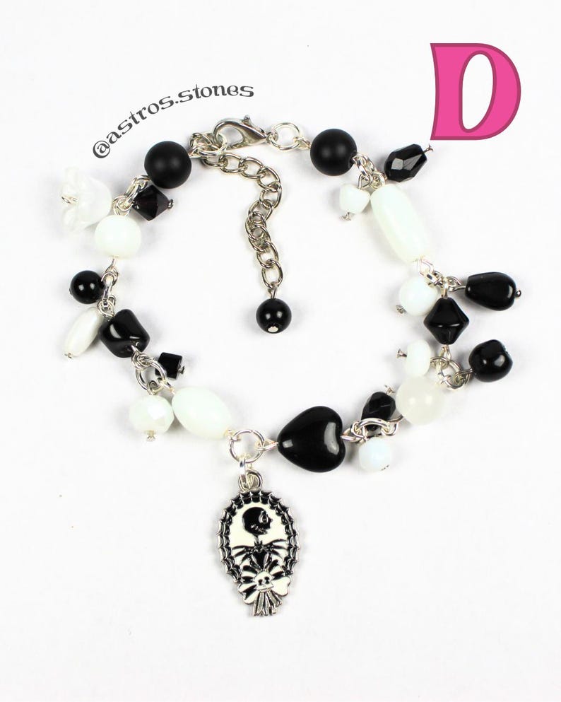 Pulsera con dijes / Joyería hecha a mano inspirada en personajes con cuentas de vidrio y dijes. ¡Coraline, Moana y Duendes de hollín! D