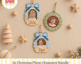 Könnte beinhalten: Drei hölzerne Weihnachts-Fotoanhänger mit Schnuraufhängung. Zwei Anhänger haben hellblaue Schleifen und Fotorahmen, einer mit dem Namen Sunny und Christmas 2026. Der dritte ist ein grüner, gewellter Kreis mit Sternen, dem Text CHRISTMAS 2025 und einem Foto.