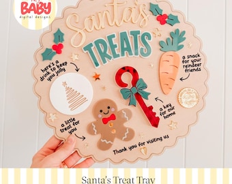 Könnte beinhalten: Ein rundes hölzernes Santa's Treats Tablett mit gewelltem Rand. Es zeigt einen Lebkuchenmann, eine Karotte und einen roten Schlüssel mit grüner Schleife. Der Text umfasst Santa's Treats, here's a drink to keep you jolly, a snack for your reindeer friends, a little treat for you, a key for our home und thank you for visiting us.