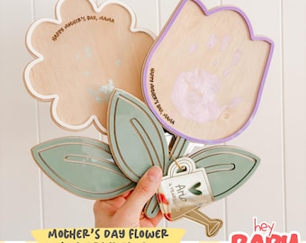 Targa con impronta di mano e fiore per la Festa della Mamma SVG / File digitale / 2 design inclusi / Ciondolo / Regalo per la mamma (bambino) / Novità / Regali per lei / Koenig