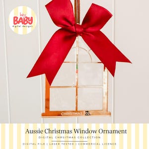Può includere: Un ornamento a forma di finestra in acrilico a specchio color oro rosa con un design a griglia a quattro riquadri e la scritta CHRISTMAS 2026 incisa sul fondo. Un nastro di raso rosso brillante è legato in un grande fiocco per appenderlo.