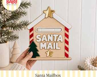 Könnte beinhalten: Ein hölzernes Santa Mailbox-Schild in Hausform mit weißem Dach, einem goldenen Stern an der Spitze und rot-weiß gestreiften Säulen. In der Mitte steht der Text SANTA MAIL in weißen Buchstaben, ergänzt durch einen grünen Baum und einen Stern.