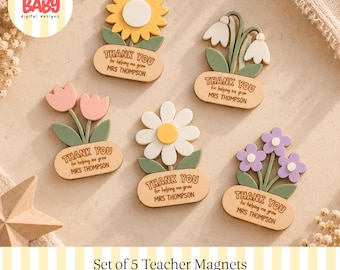 Könnte beinhalten: Fünf dekorative blumenförmige Magnete mit einer Sonnenblume, Schneeglöckchen, Tulpen, einem Gänseblümchen und lila Blumen. Jeder Holzsockel ist mit dem Text Thank you for helping me grow Mrs Thompson graviert.