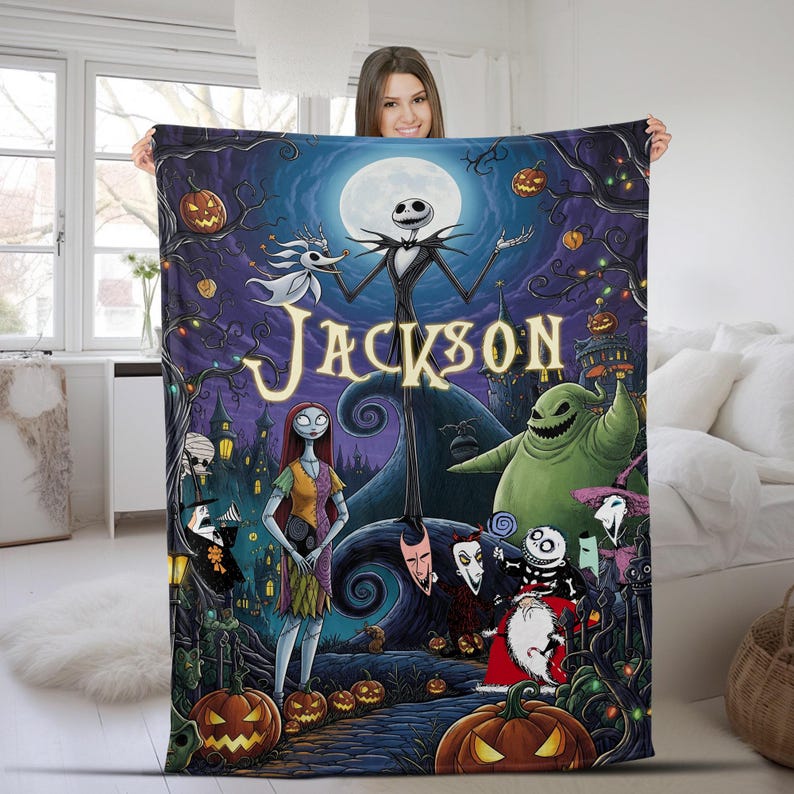K&ouml;nnte beinhalten: Eine rechteckige Fleecedecke mit einem farbenfrohen Grafikdruck von Charakteren aus Nightmare Before Christmas, darunter Jack Skellington, Sally und Zero, mit dem Namen Jackson in gro&szlig;en gelben Buchstaben in der Mitte.