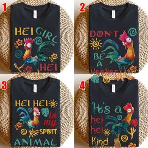 Op de afbeelding: Vier zwarte t-shirts met kleurrijke haan-afbeeldingen en tekst. De shirts tonen zinnen als "HEI GIRL HEI", "DON'T BE A Pecken", "HEI HEI is my SPIRIT ANIMAL" en "It's a hei hei Kind". De haan-ontwerpen bevatten bloemen- en zonaccenten.