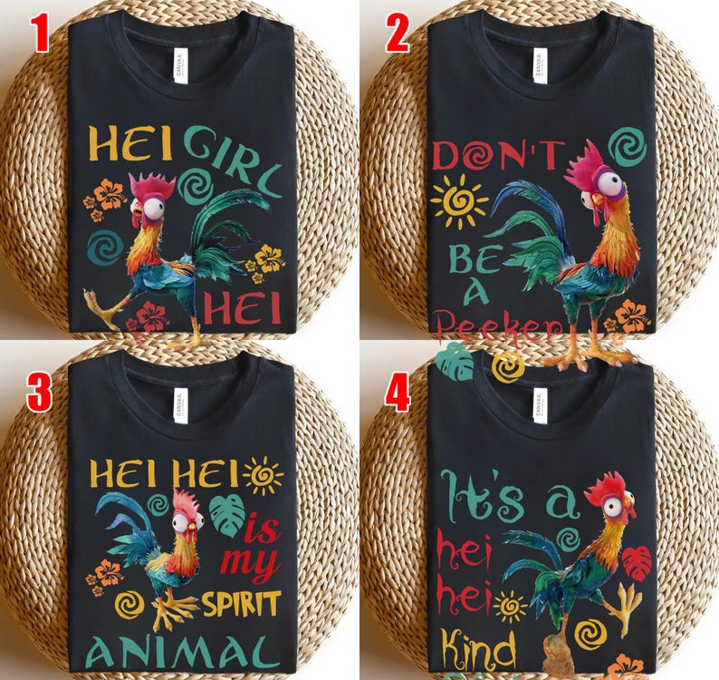 Op de afbeelding: Vier zwarte t-shirts met kleurrijke haan-afbeeldingen en tekst. De shirts tonen zinnen als "HEI GIRL HEI", "DON'T BE A Pecken", "HEI HEI is my SPIRIT ANIMAL" en "It's a hei hei Kind". De haan-ontwerpen bevatten bloemen- en zonaccenten.